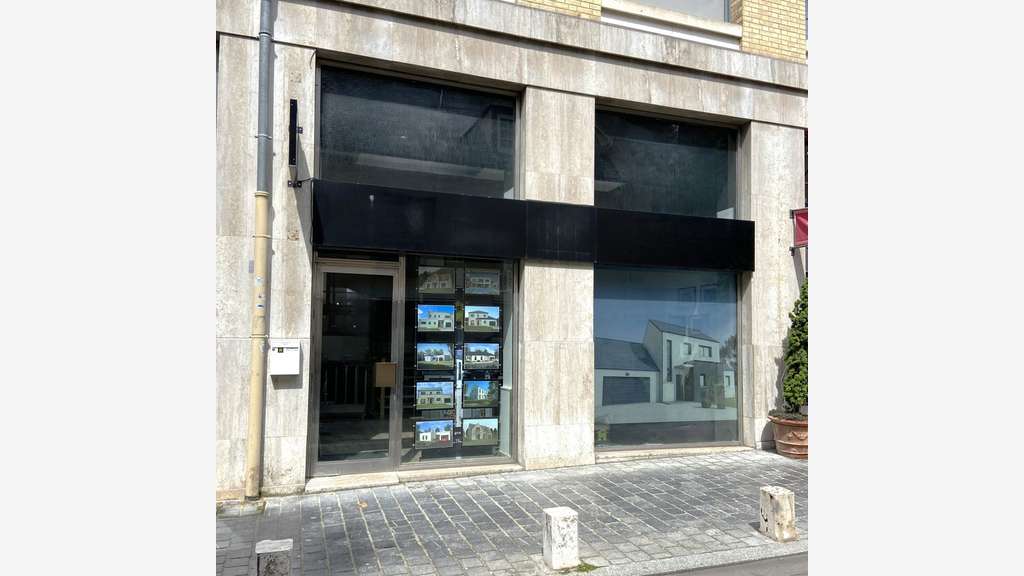 Location local commercial 182m² à Chartres centre