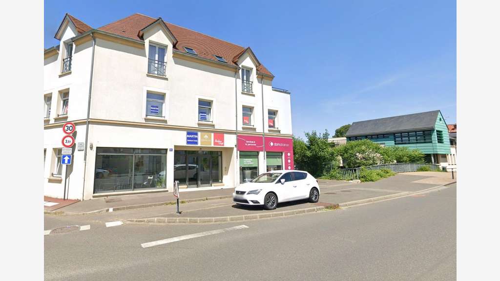 Local commercial vitrine Chartres