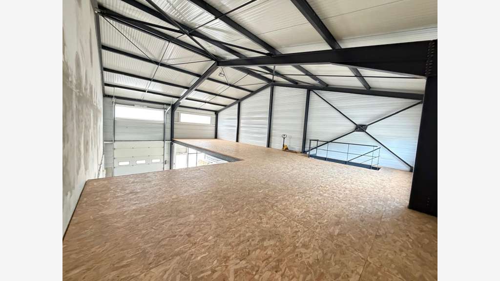 Location local professionnel de 328m² à Charvonnex