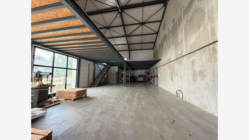 Location local professionnel de 328m² à Charvonnex