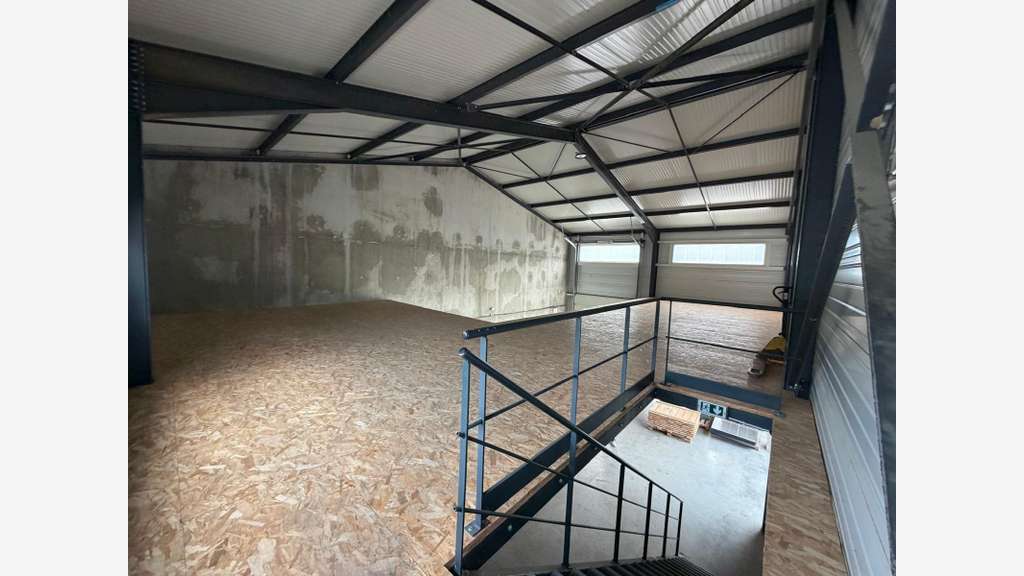 Location local professionnel de 328m² à Charvonnex