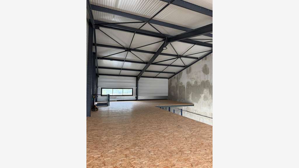 Location local professionnel de 328m² à Charvonnex