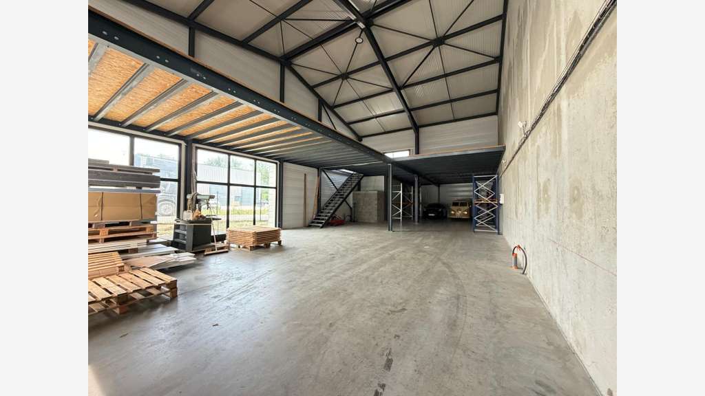 Location local professionnel de 328m² à Charvonnex