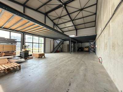Location local professionnel de 328m² à Charvonnex