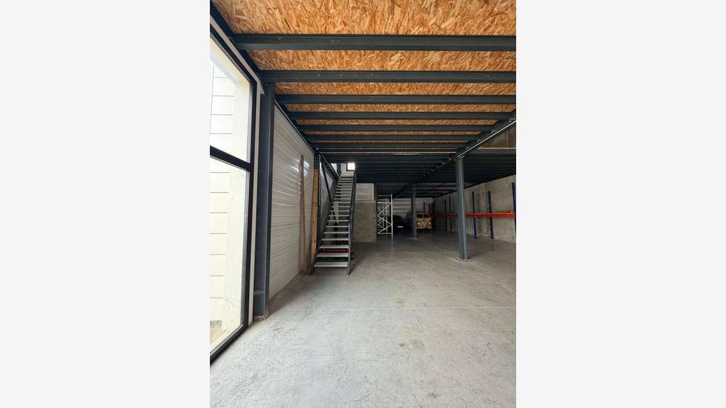 Location local professionnel de 328m² à Charvonnex