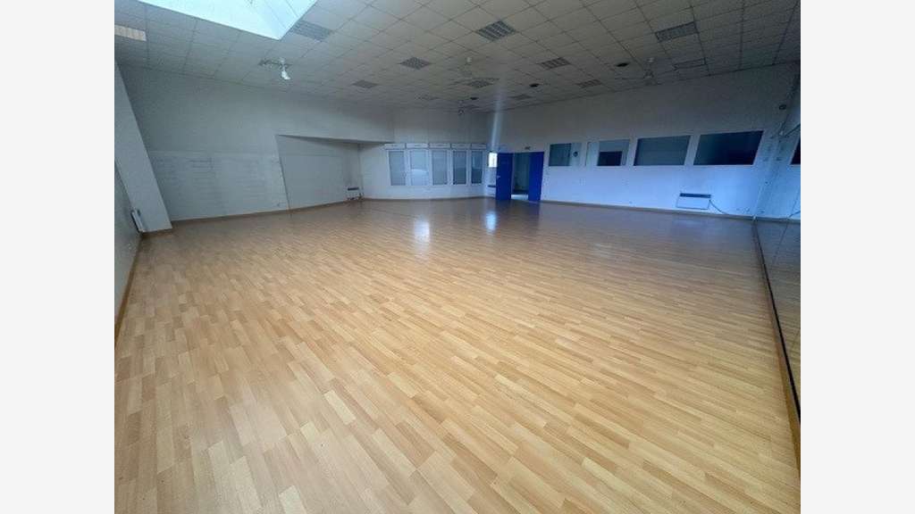 A louer local commercial 429m² à Château-Gontier