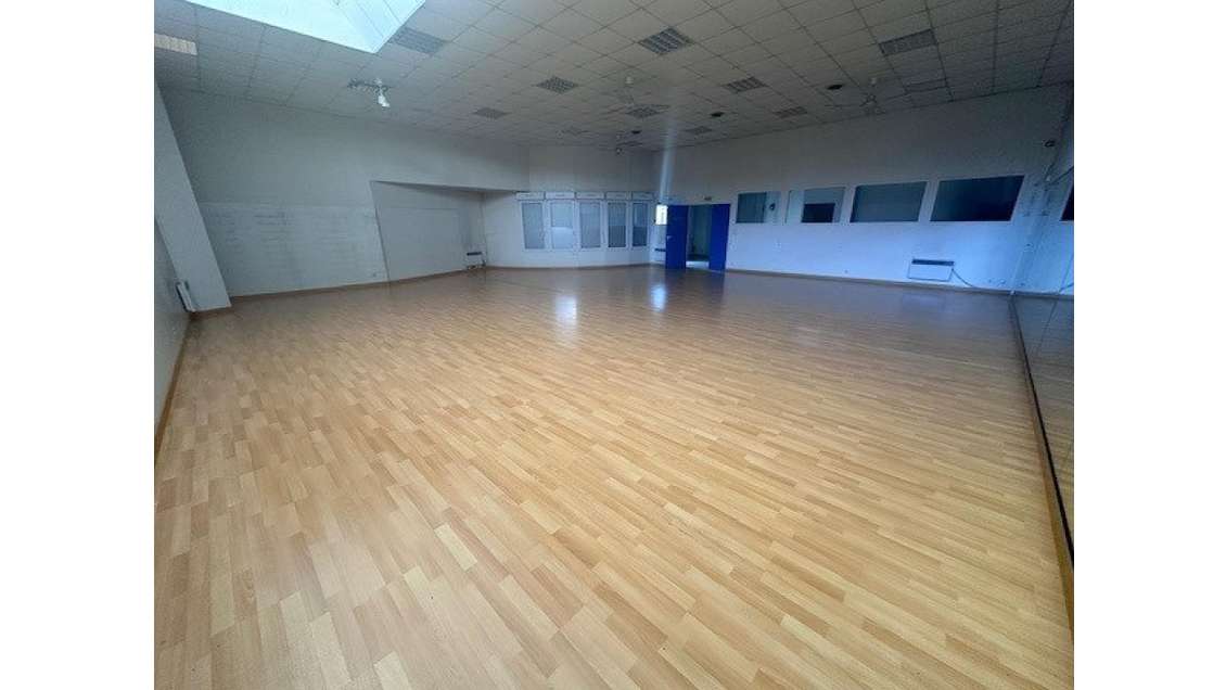 A louer local commercial 429m² à Château-Gontier