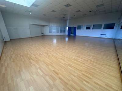 A louer local commercial 429m² à Château-Gontier