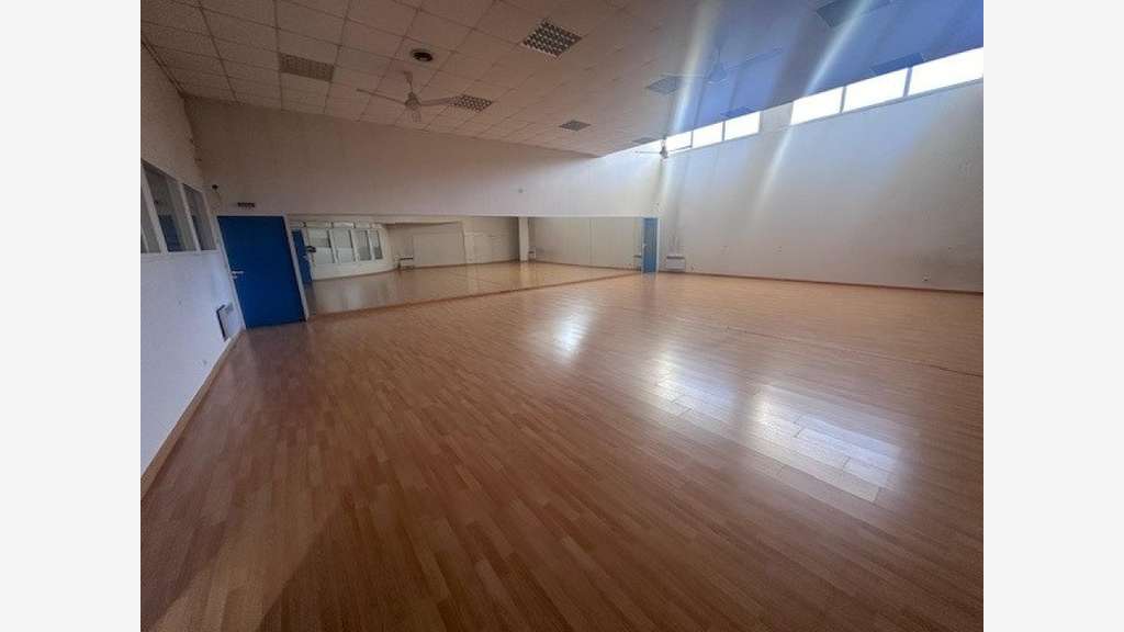 A louer local commercial 429m² à Château-Gontier