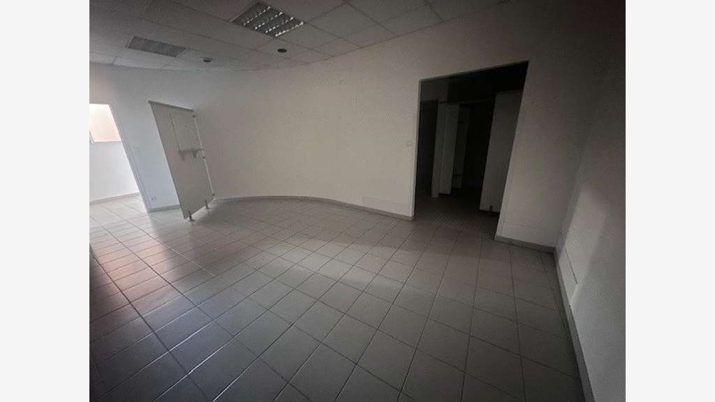 A louer local commercial 429m² à Château-Gontier