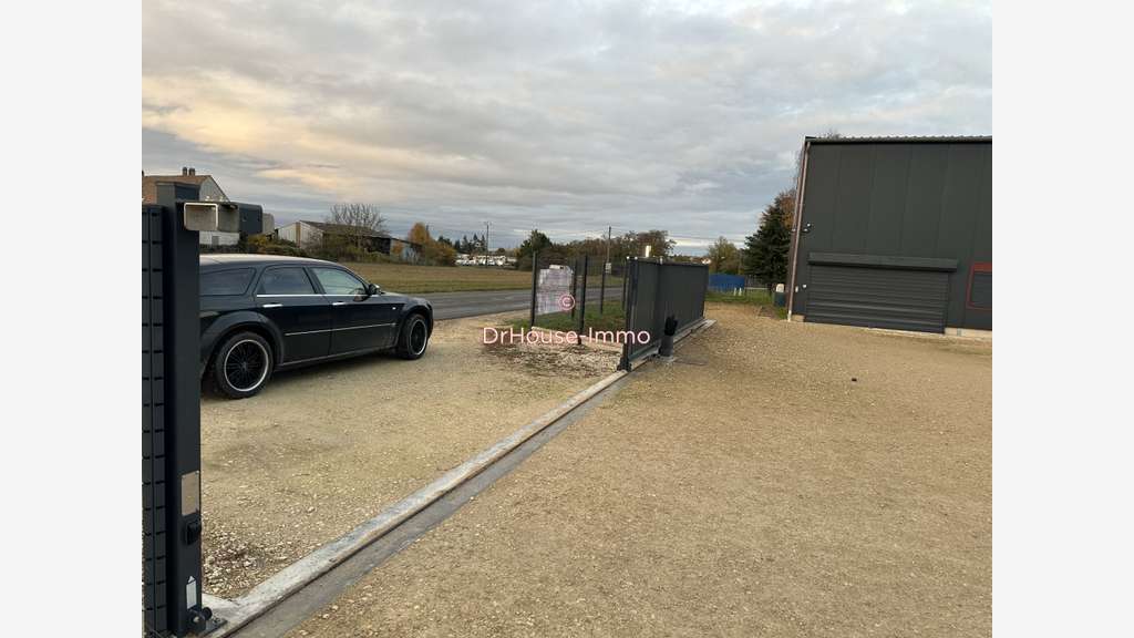 A louer hangar avec bureaux à Château-Landon