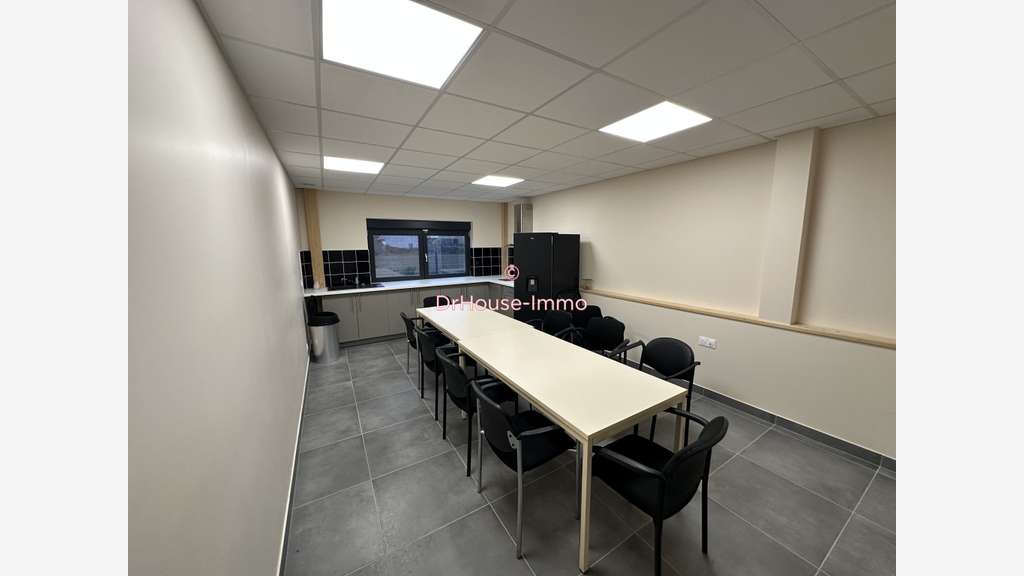 A louer hangar avec bureaux à Château-Landon