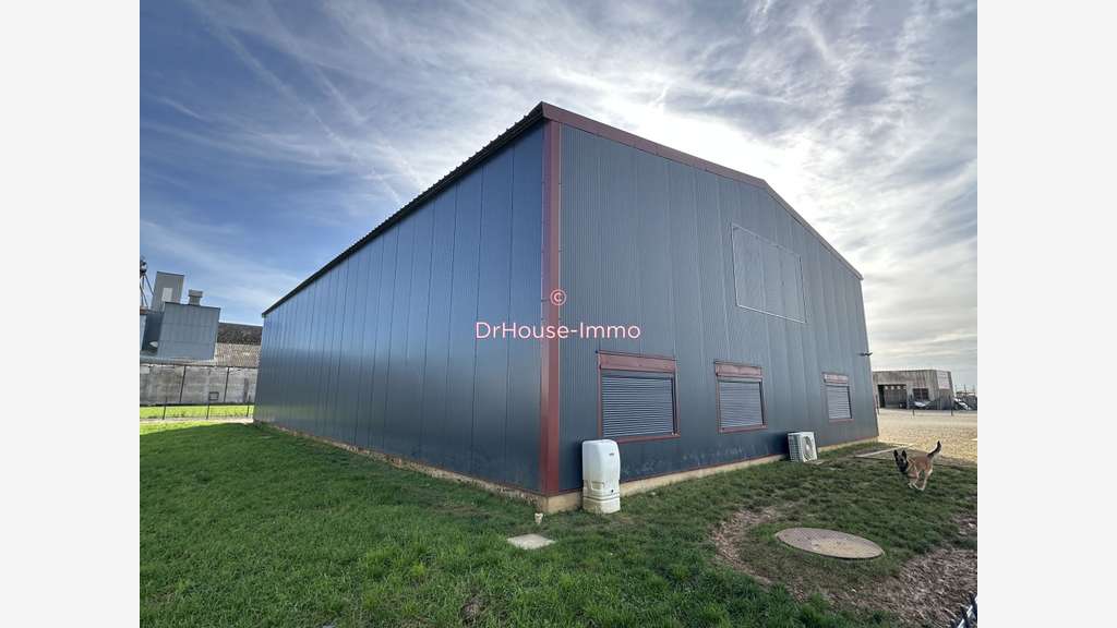 A louer hangar avec bureaux à Château-Landon