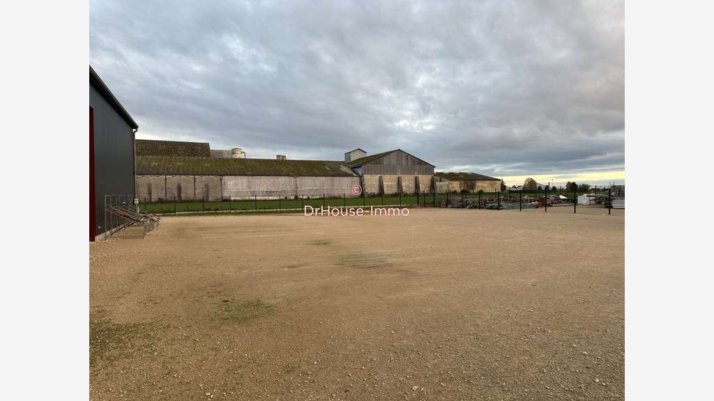 A louer hangar avec bureaux à Château-Landon