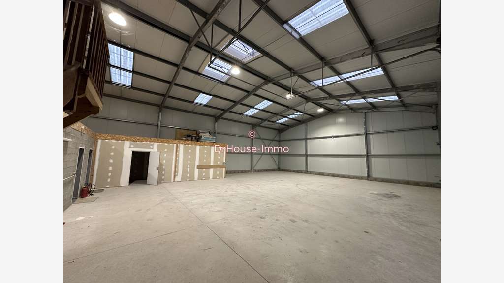 A louer hangar avec bureaux à Château-Landon