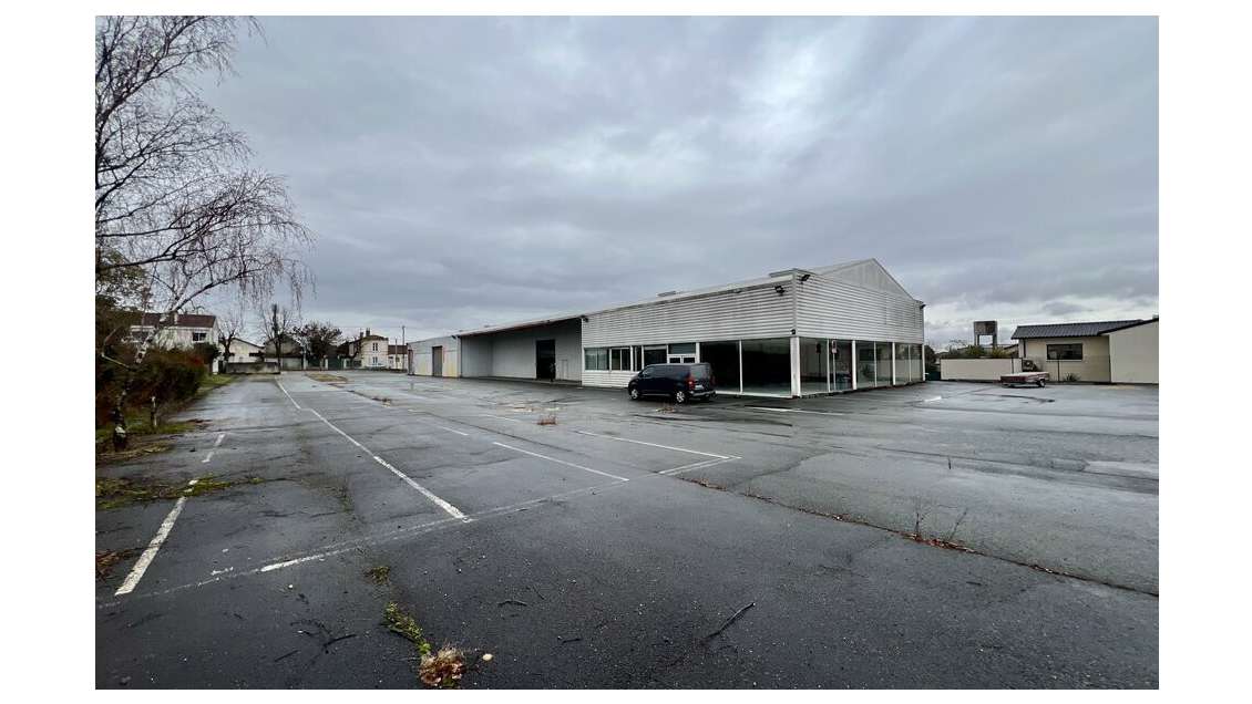 Local avec grand terrain à louer à Châteaubernard
