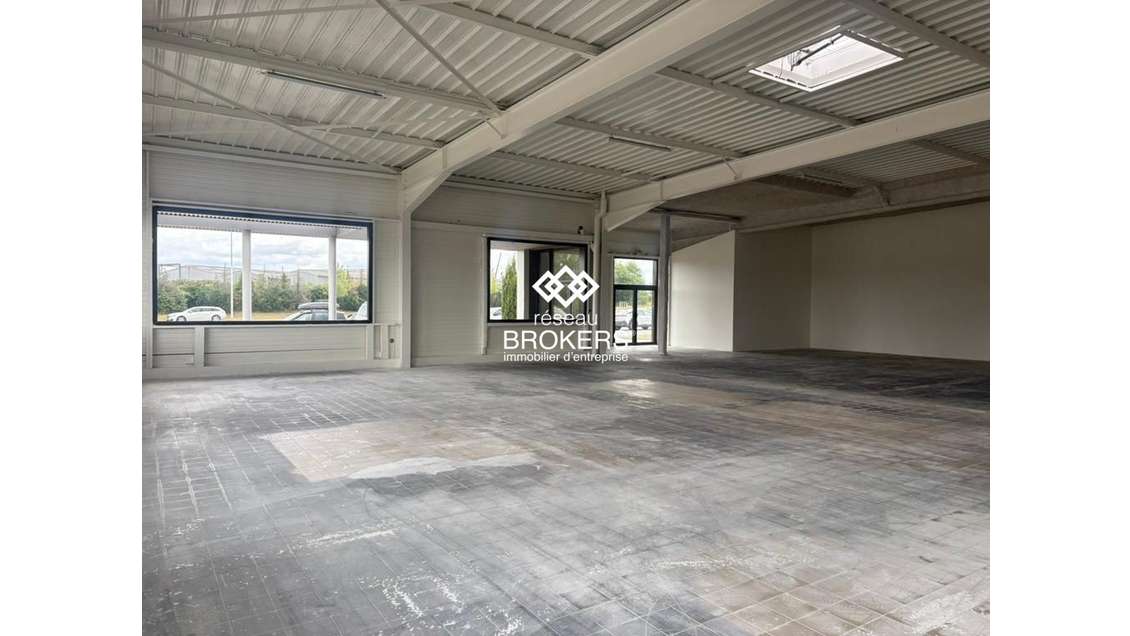 A louer cellule en angle 477m² à Châteaubriant