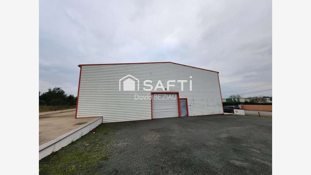 Location local de 274m² Châteaubriant empl strat.