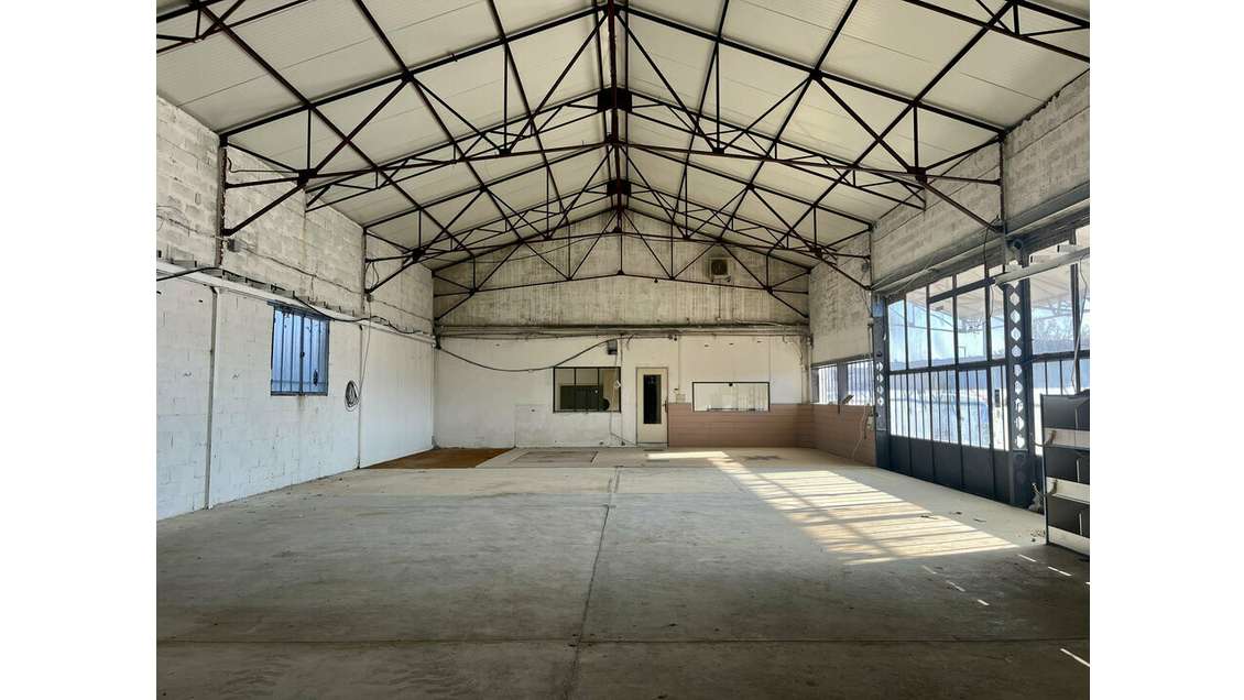 Entrepôt 300m² à louer empl premium Châteaurenard