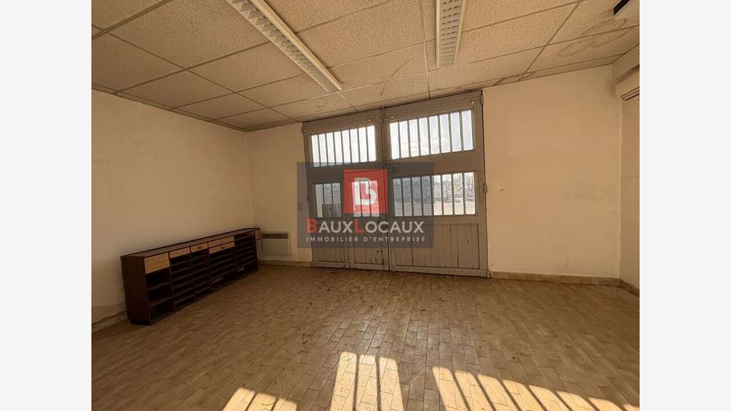 Local commercial de 400m² à louer à Châteaurenard