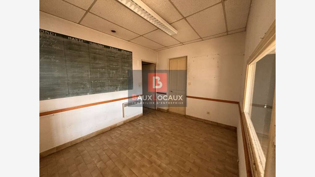Local commercial de 400m² à louer à Châteaurenard