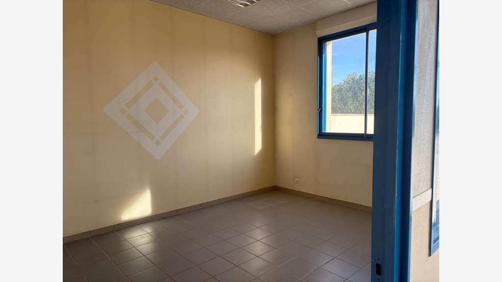 Local commercial et bureaux en parfait etat