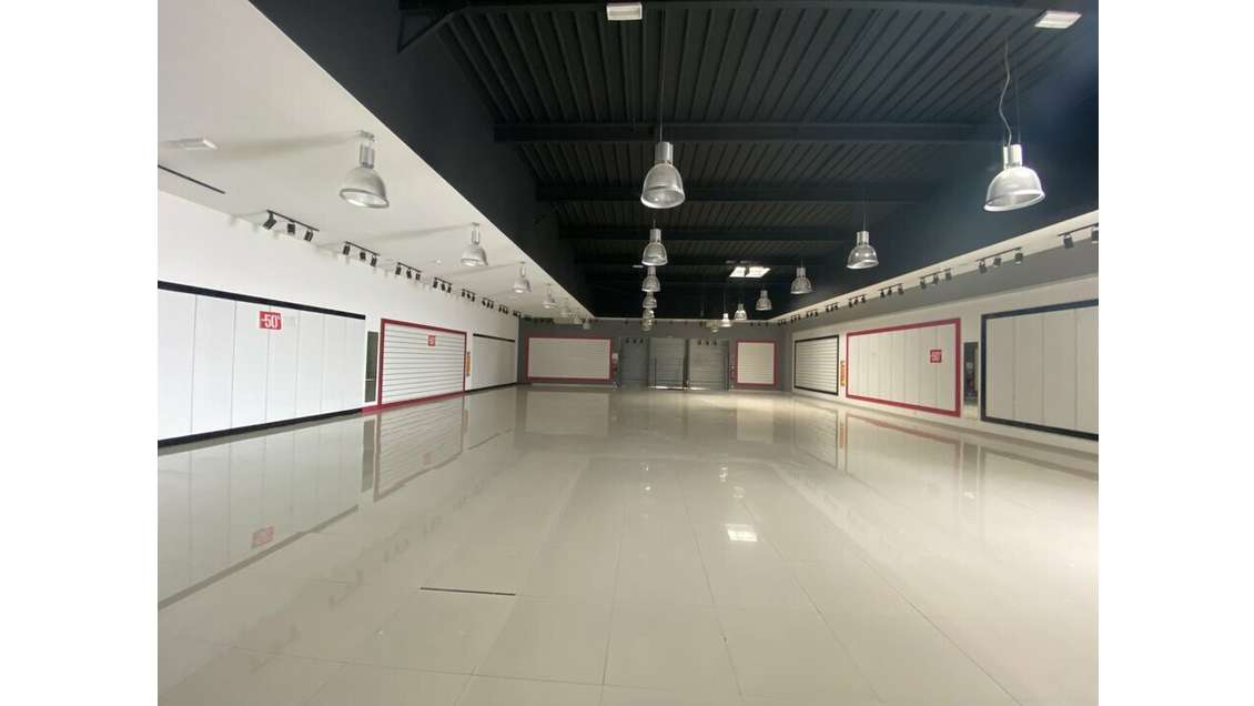 Location local commercial 411m² à Châtellerault