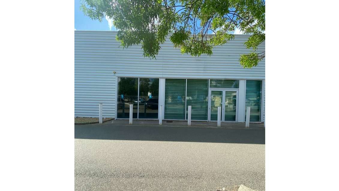 Location local commercial de 600m² à Châtellerault