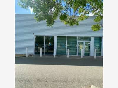 Location local commercial de 600m² à Châtellerault