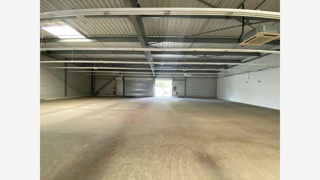 Location local commercial de 600m² à Châtellerault