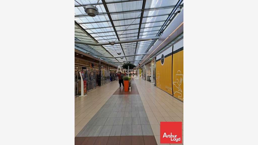 Cellule 125m² à louer en galerie à Châtellerault