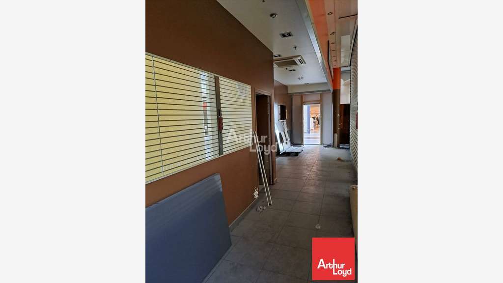 Cellule 125m² à louer en galerie à Châtellerault