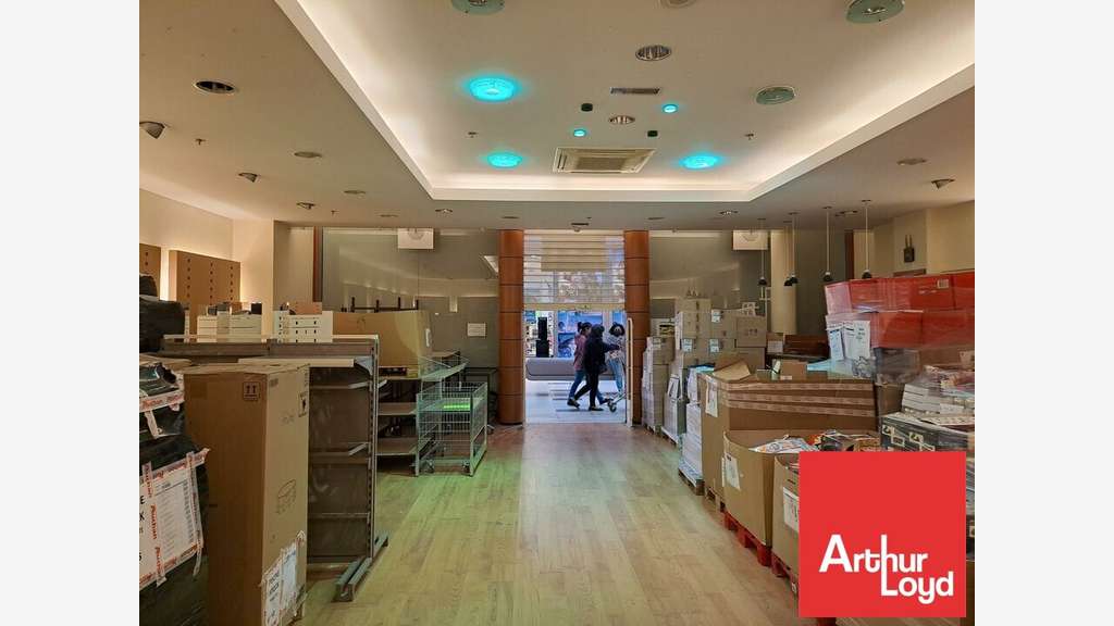 Local 196m² à louer en galerie à Châtellerault