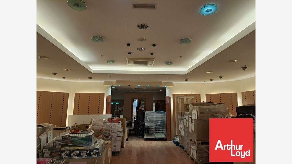 Local 196m² à louer en galerie à Châtellerault