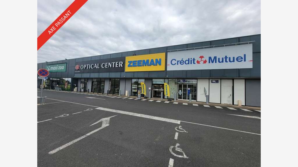Local commercial de 580m² à louer à Châtellerault