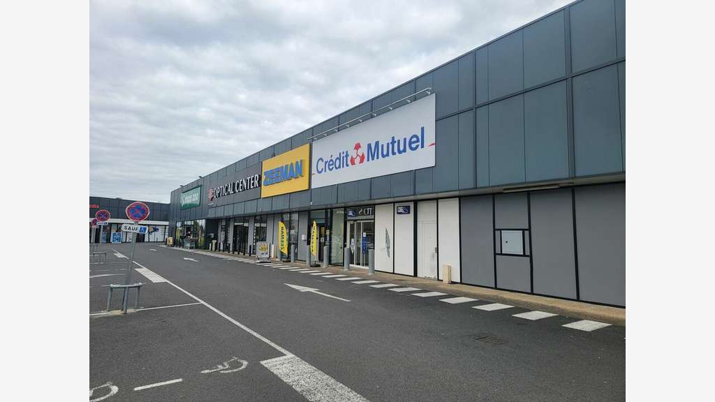 Local commercial de 580m² à louer à Châtellerault