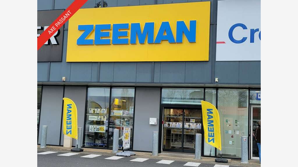 Local commercial de 580m² à louer à Châtellerault