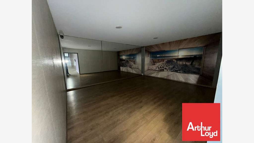 Local commercial 794m² à louer à Châtellerault