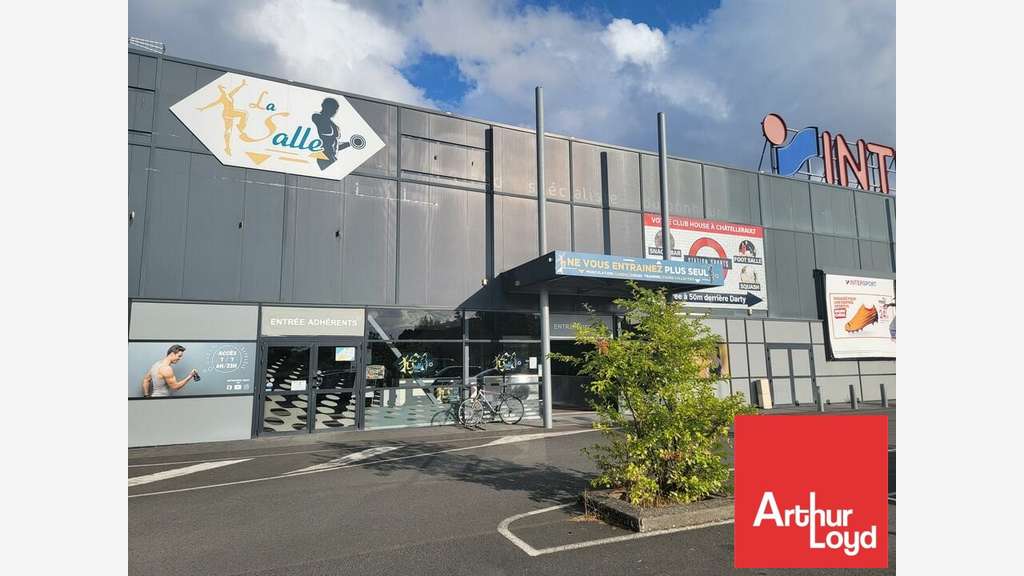 Local commercial 794m² à louer à Châtellerault