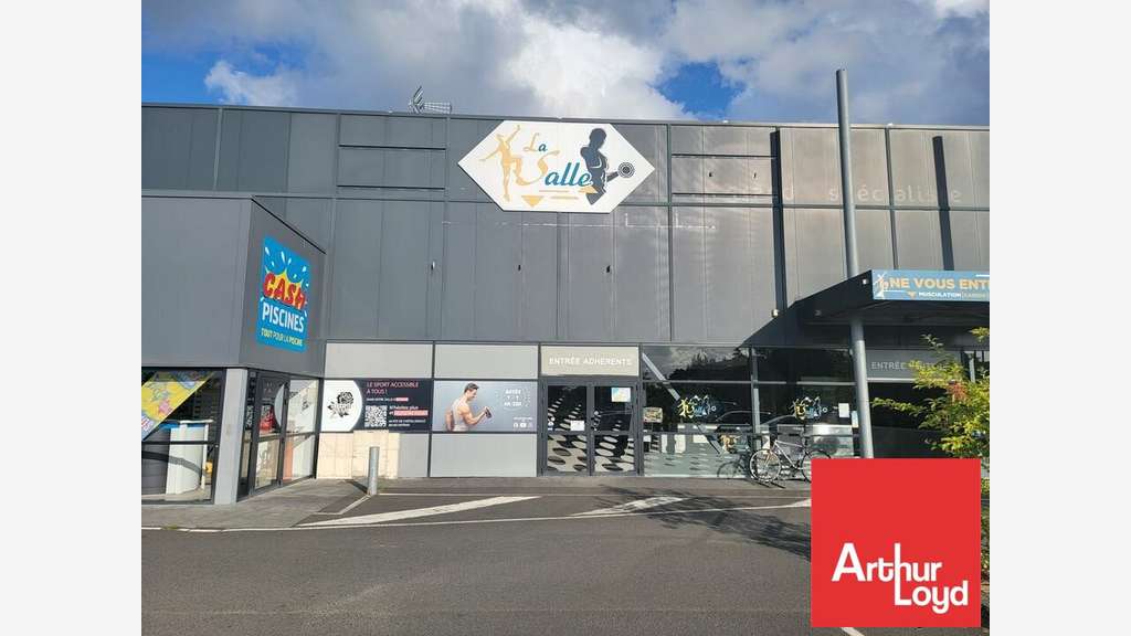 Local commercial 794m² à louer à Châtellerault