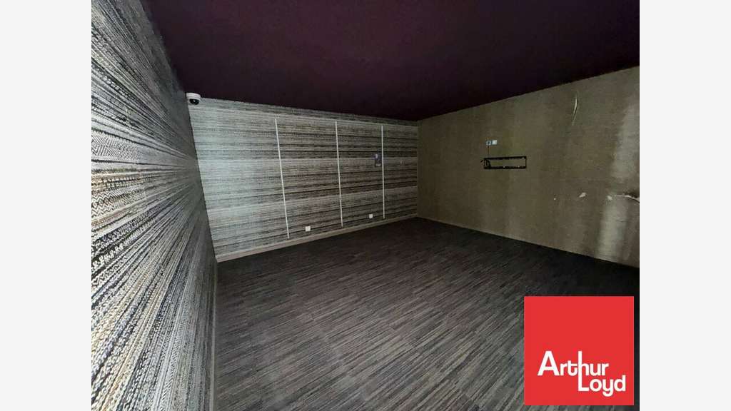 Local commercial 794m² à louer à Châtellerault