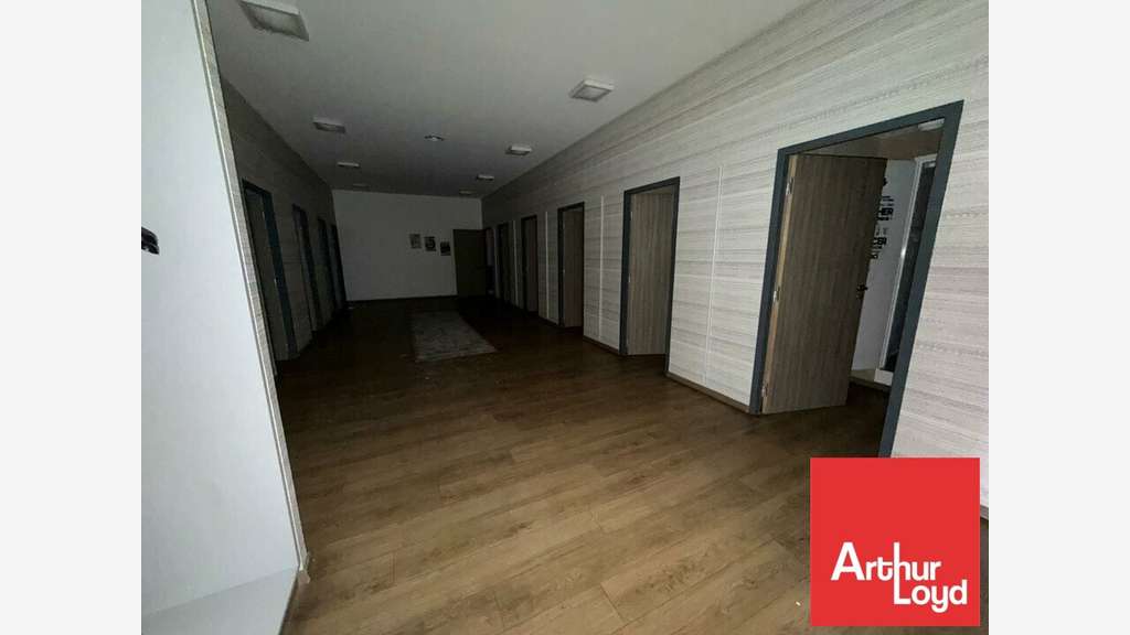 Local commercial 794m² à louer à Châtellerault