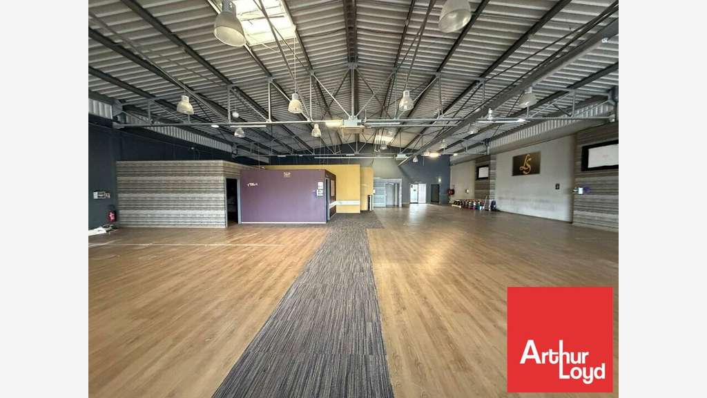 Local commercial 794m² à louer à Châtellerault