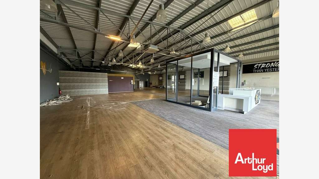 Local commercial 794m² à louer à Châtellerault