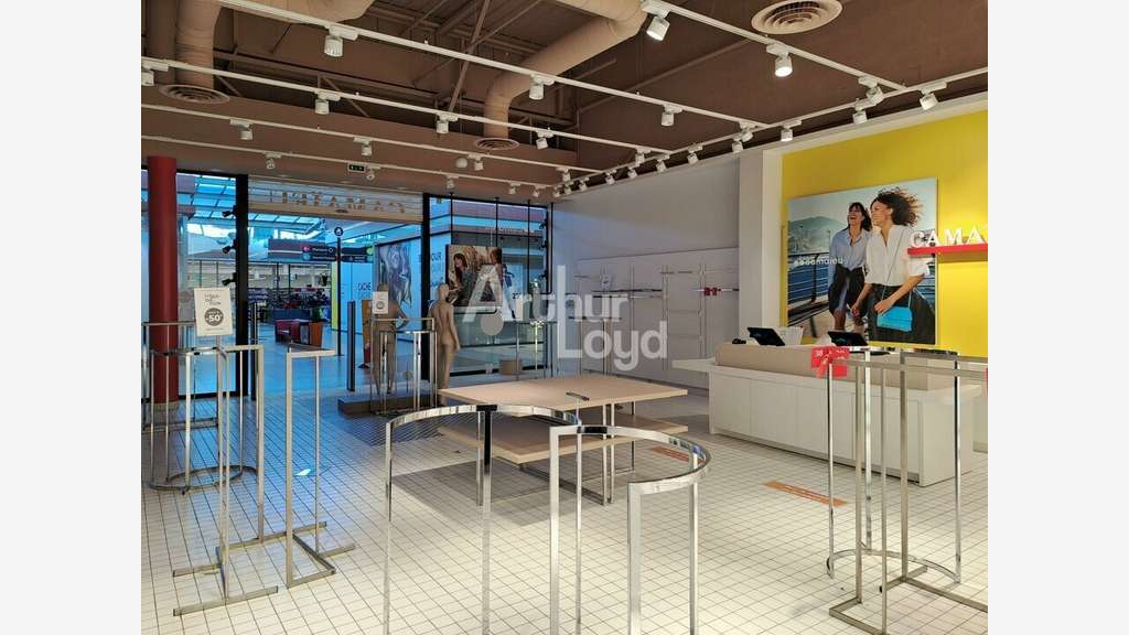 Cellule 206m² à louer en galerie à Châtellerault