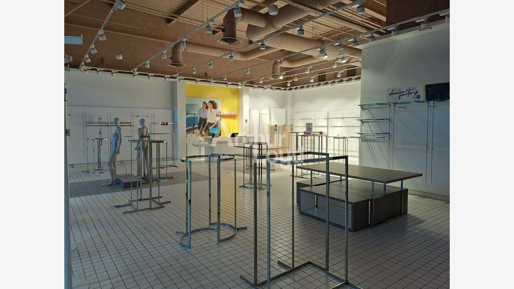 Cellule 206m² à louer en galerie à Châtellerault