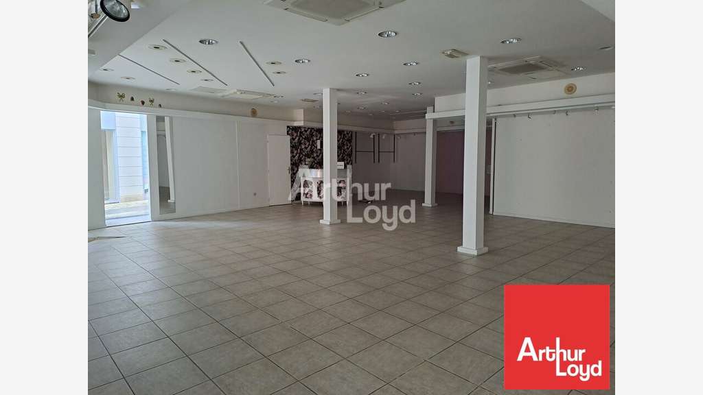 Local d'angle 177m² à louer Châtellerault centre