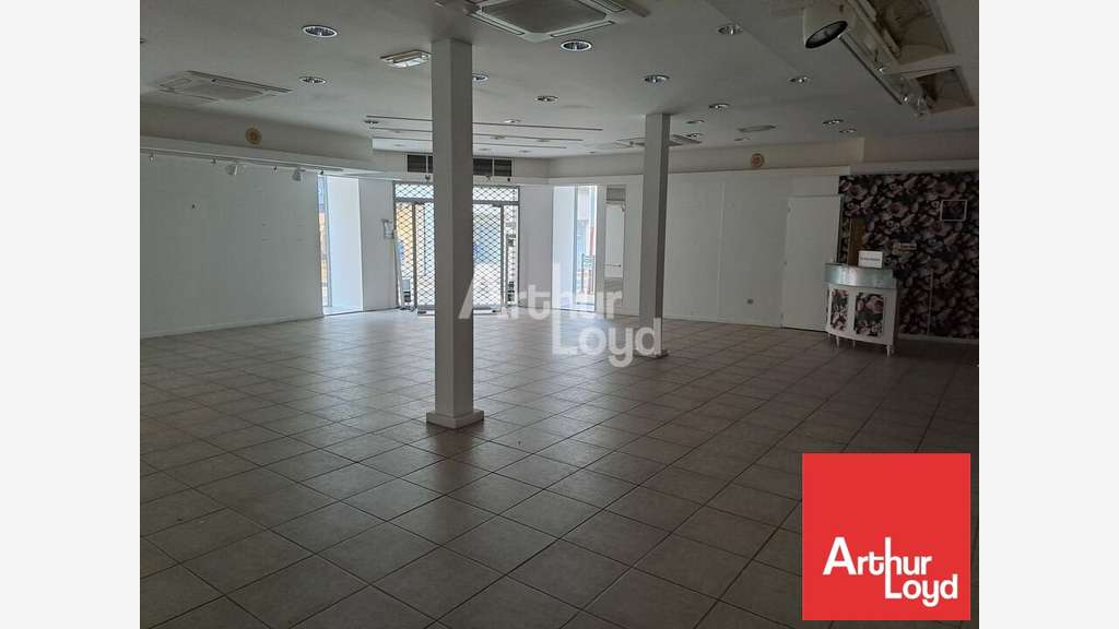 Local d'angle 177m² à louer Châtellerault centre