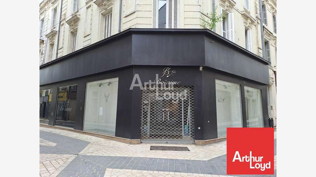 Local d'angle 177m² à louer Châtellerault centre