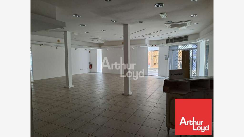 Local d'angle 177m² à louer Châtellerault centre